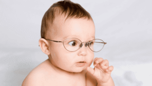 Primer plano de un bebé con gafas
